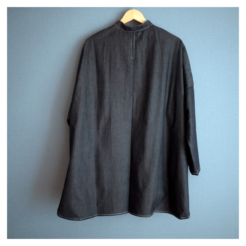 ドレープシャツインディゴの詳細。背面のプリーツが個性を演出。